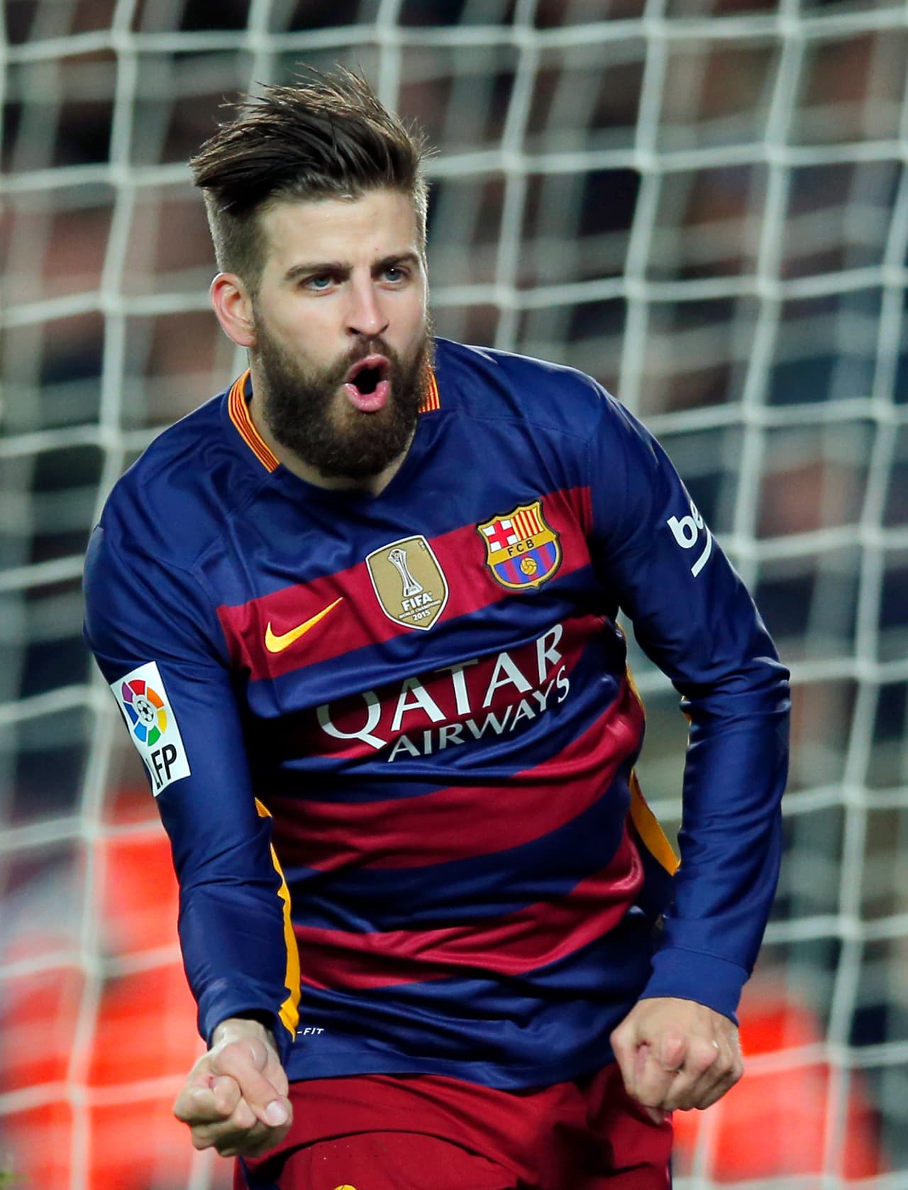 Del lado del Barça comenzamos con Gerard Piqué, quien tiene una peculiar manera de calentar a la afición del Madrid pero que respalda sus polémicas declaraciones con muy buenas actuaciones en los Clásicos. El espigado defensor catalán admite abiertamente su antagonismo con los blancos y siempre suele ser efectivo en las coberturas a los merengues. Benzema, Ronaldo y Bale tendrán que lidiar con su fortaleza al defender la zaga culé.