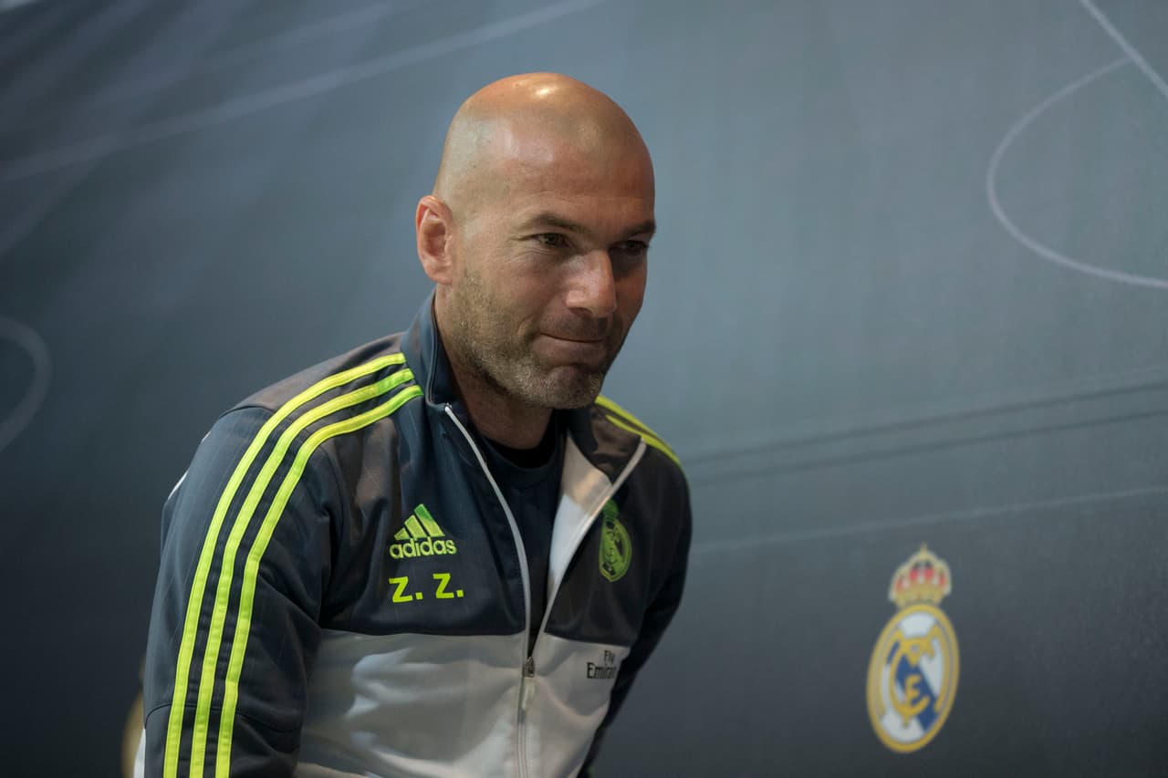 Zidane tendrá la difícil tarea de dirigir su primer Clásico en calidad de visitante aunque es un escenario que no desconoce pues ya lo vivió como jugador y debutó en un derby marcando el gol de la victoria en el mismo Camp Nou. Ahora deberá emplear todo su talento de estratega para estrenarse con un buen resultado en el gran partido.
