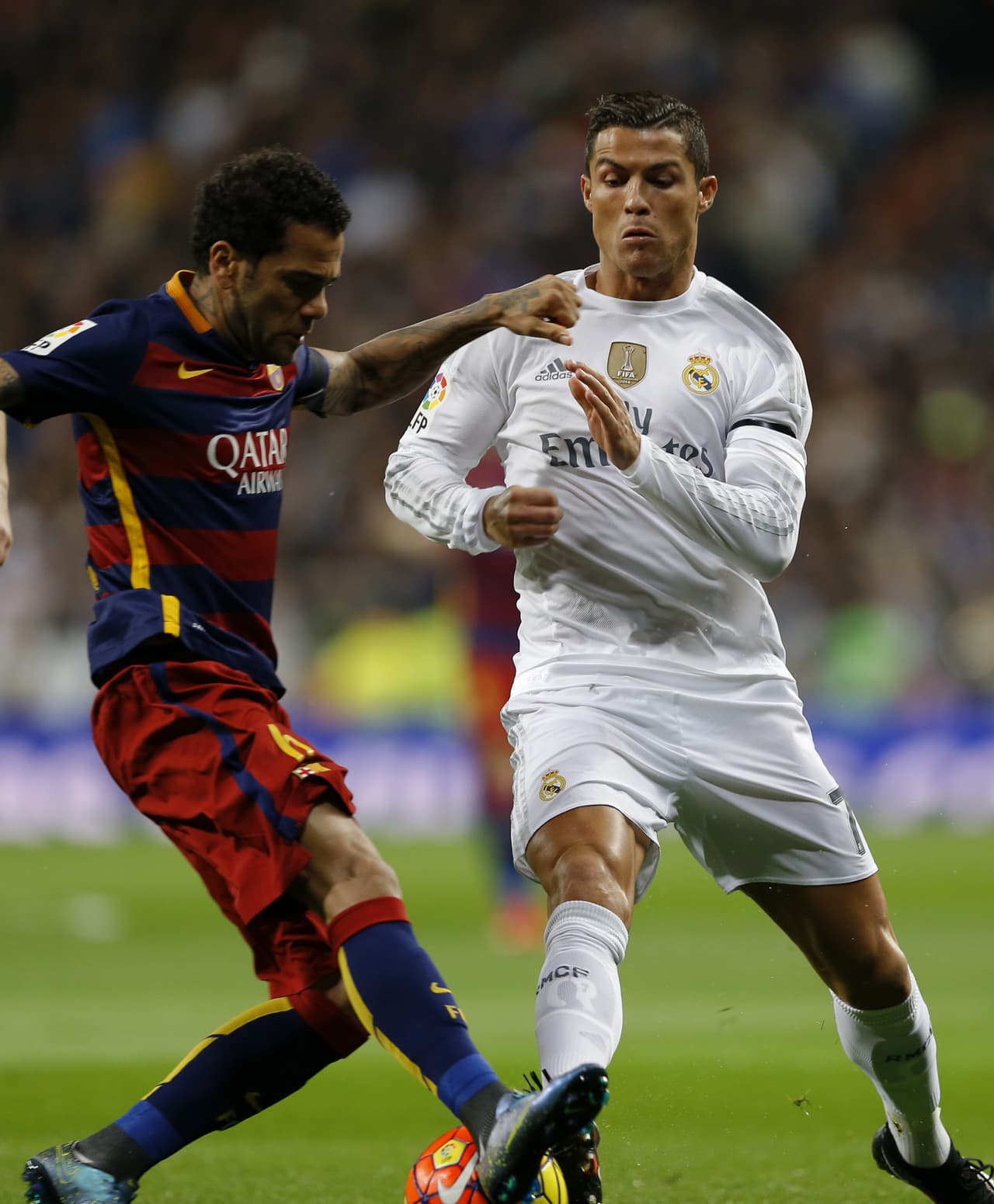 Por el otro lado de la cancha el inamovible es Dani Alves que tiene mucha experiencia jugando Clásicos los últimos ocho años y es una auténtica pesadilla para Cristiano Ronaldo a quien le ha hecho ver su suerte no solo al defenderlo si no yendo al ataque por la derecha hasta pisar línea de fondo y con remates a portería que generan mucho peligro. Es un veterano al que difícilmente sentará 'Lucho' para darle juego a Aleix Vidal.