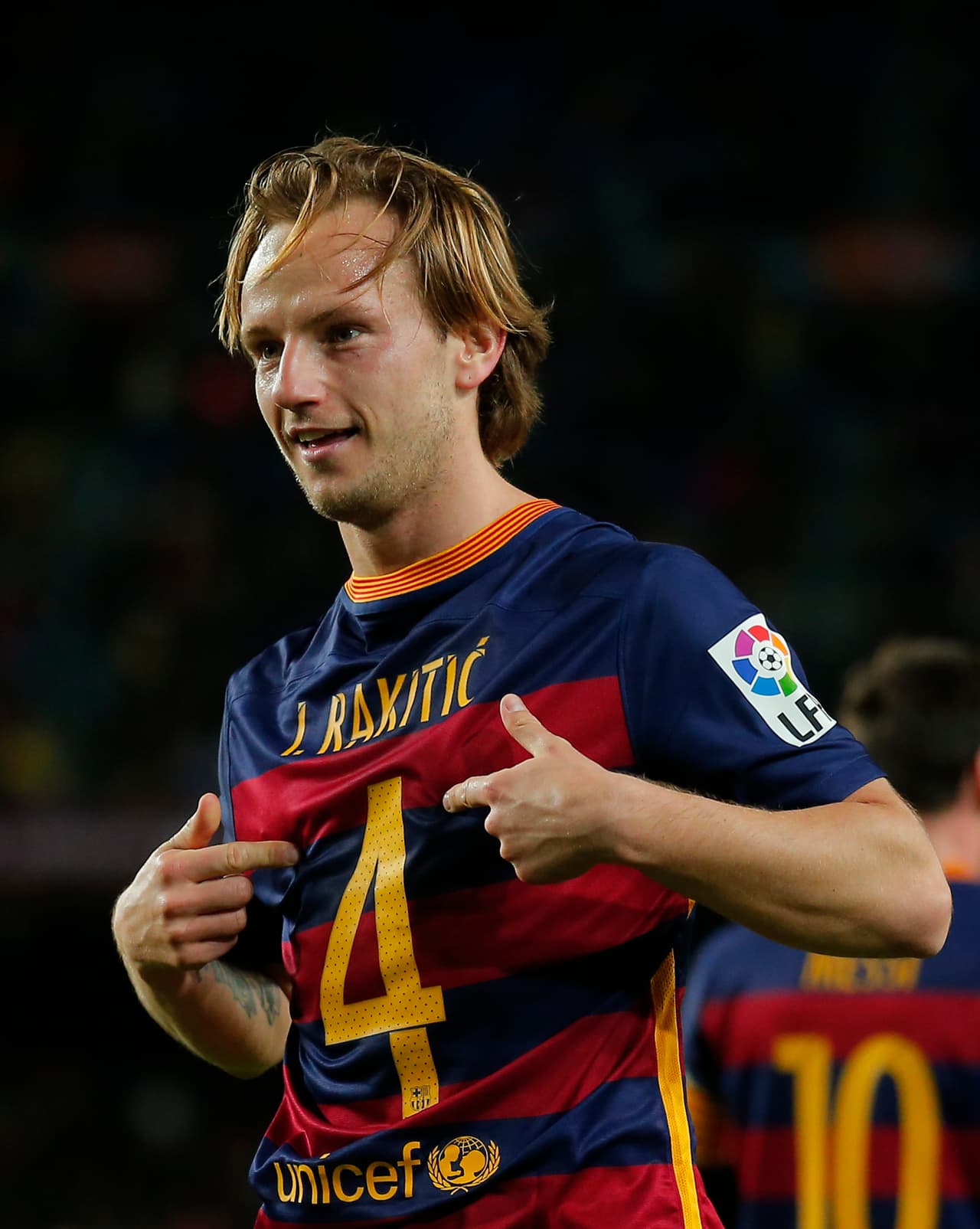 Pero si hay un jugador azulgrana que está en estado de gracia ese es Ivan Rakitic. El croata pasa por el mejor momento de su carrera y tiene un papel fundamental en el esquema de juego del Barça de Luis Enrique. Es el volante con sacrificio que le da libertad a los monstruos de ataque y también disfruta de pisar el área para desestabilizar al rival con un fierrazo o cediendo para un compañero. Está convertido en un crack.
