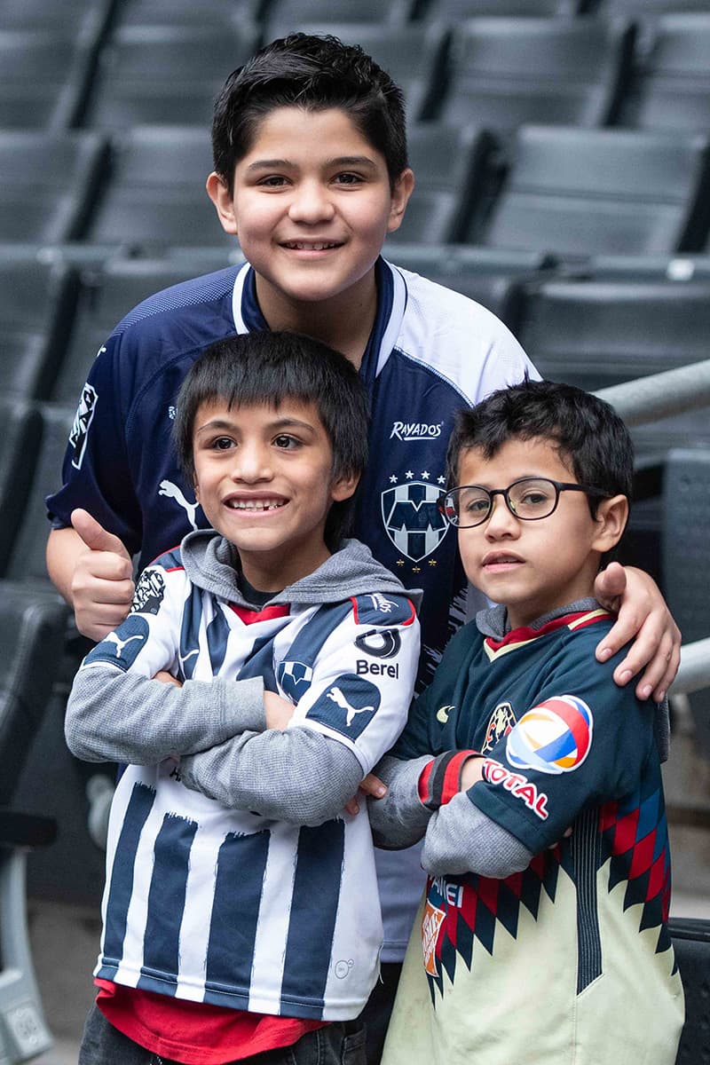 Los niños también disfrutan en paz del espectáculo del fútbol mexicano.