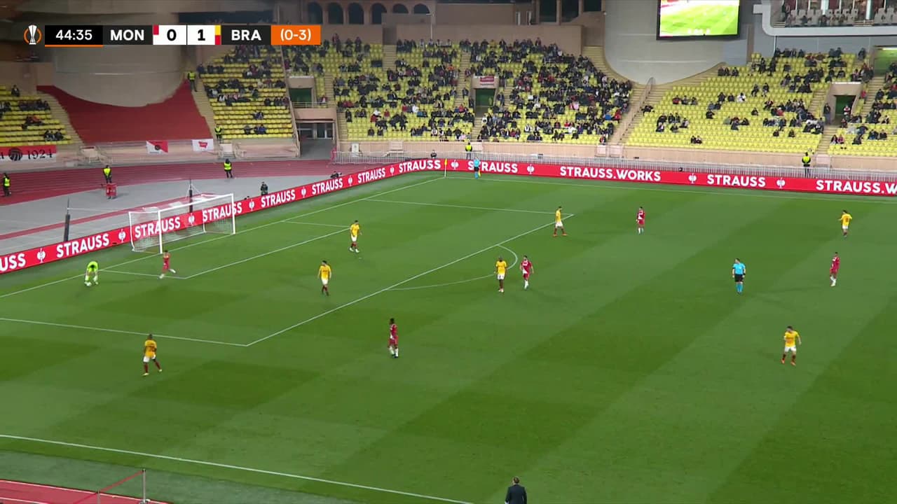 ¡TIRO ATAJADO! disparo por Wissam Ben Yedder.