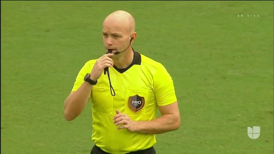 Arranca el partido y la pelota está en juego.