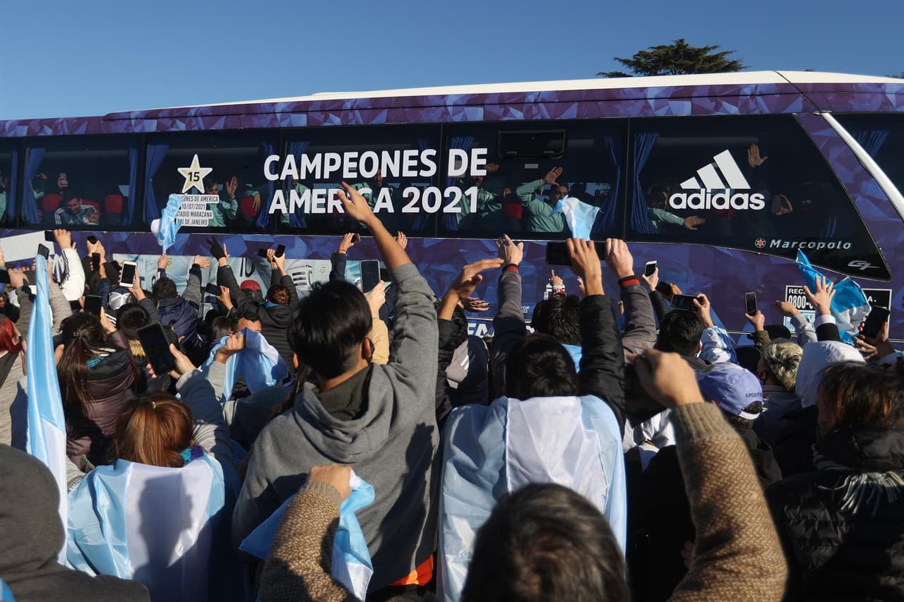 Luego de losfestejos en Río de Janeiro, la Selección voló en la madrugad hacia Buenos Aires.