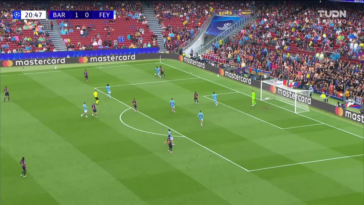 ¡GOL!  anota para FC Barcelona. Karim Adeyemi