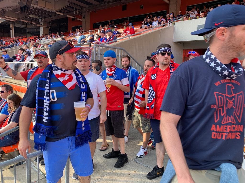 Los fanáticos estadounidenses y trinitenses se preparan en el FirstEnergy Stadium de Cleveland, Ohio, para su encuentro en el Grupo D de la Copa Oro.