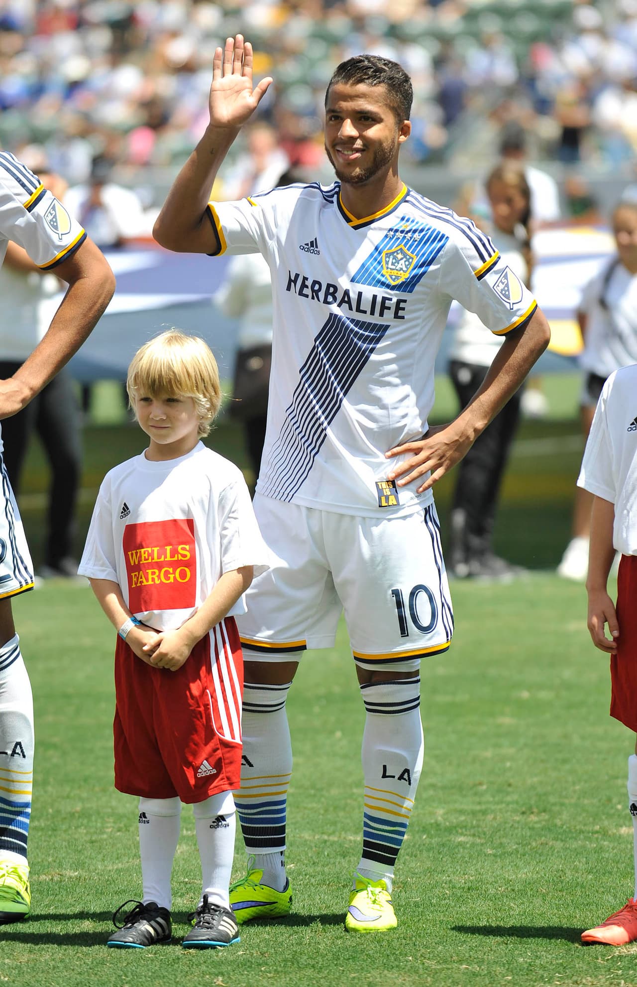 El saludo de Gio a la afición previo a su debut en la liga.