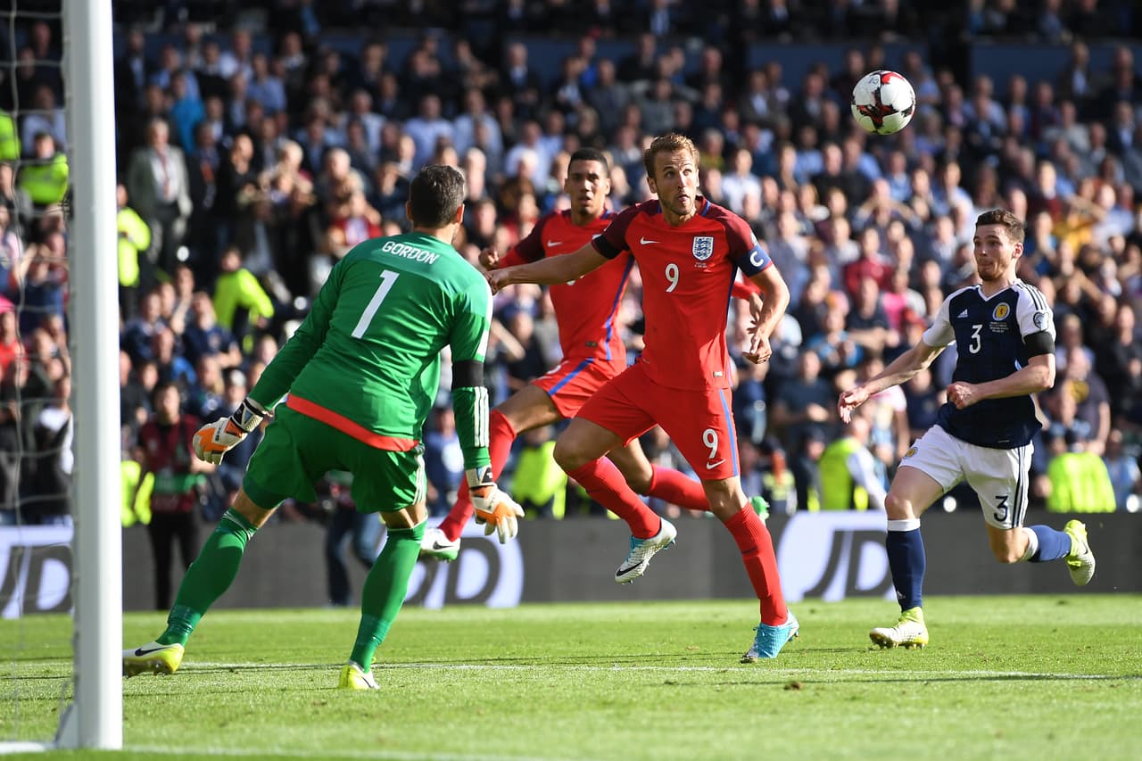 Harry Kane de último minuto hizo el 2-2 en Glasgow ante Escocia que permite a Inglaterra preservar su liderato.