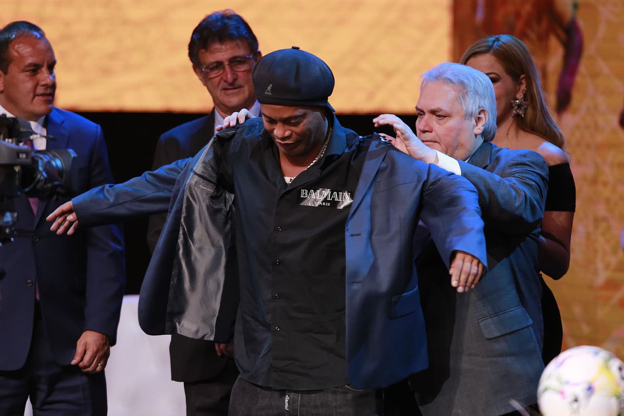 Ronaldinho fue la gran figura de la ceremonia de investidura al Salón de la Fama de la décima generación, en donde los grandes ausentes fueron Raúl González, Roberto Carlos, Fabio Cannavaro y Pia Sundhage.