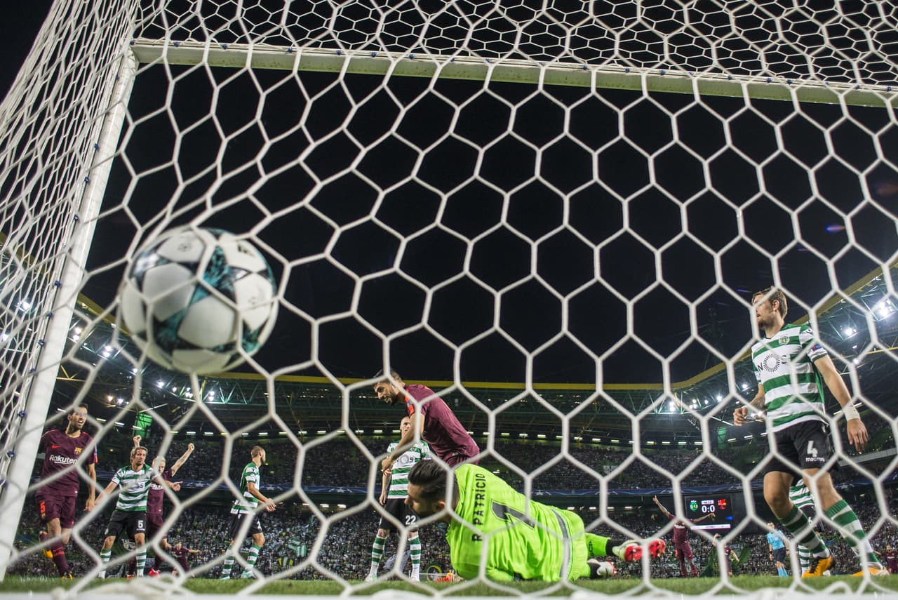 LISBON, PORTUGAL - SEPTEMBER 27: Luis Suarez of FC Barcelona scores the first goal during the UEFA Champions League group D match between Sporting CP and FC Barcelona at Estadio Jose Alvalade on September 27, 2017 in Lisbon, Portugal. (Photo by Octavio Passos/Getty Images)