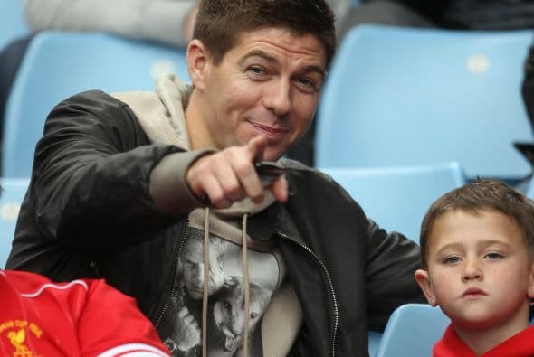 Steven Gerrard no vio acción, pero miró el partido desde las gradas.