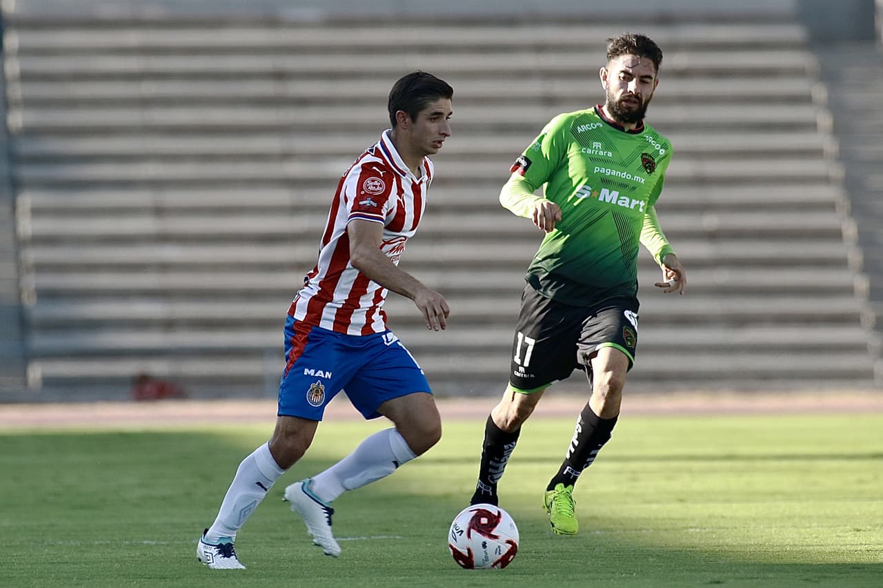 Con goles de José Macías y Jesús Angulo, las Chivas consiguen unos valiosos tres puntos en la frontera.