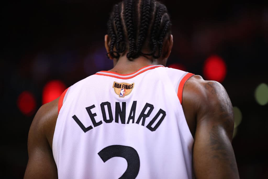 Y al final los Raptors acabaron sucumbiendo con la última posesión, con más de 13 segundos, un punto en desventaja pero pésimamente manejada y el marcador favoreció 106-105 a Golden State que elude la eliminación y la serie vuelve a Oracle Arena.