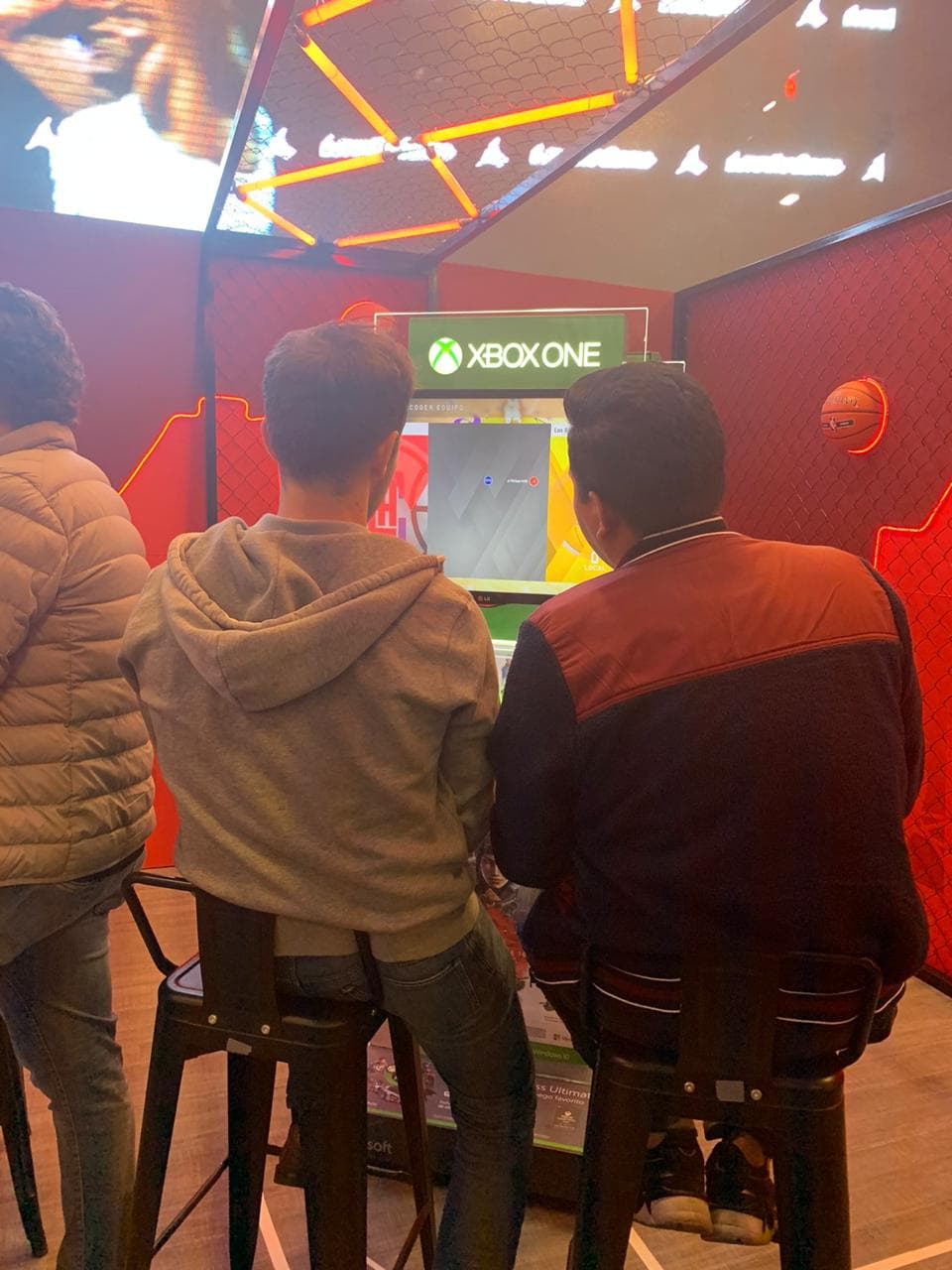 Con diversas actividades dentro de la Arena México, la afición ya calienta para el juego entre Pistons y Mavericks.