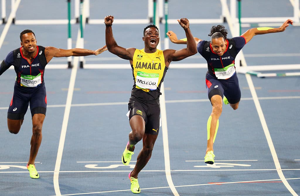El jamaicano Omar McLeod (13.05) ganó la medalla de oro en los 110 metros con vallas, el español Orlando Ortega consiguió la medalla de plata y devolvió al atletismo español al medallero olímpico, del que faltaba desde los Juegos de Atenas 2004.