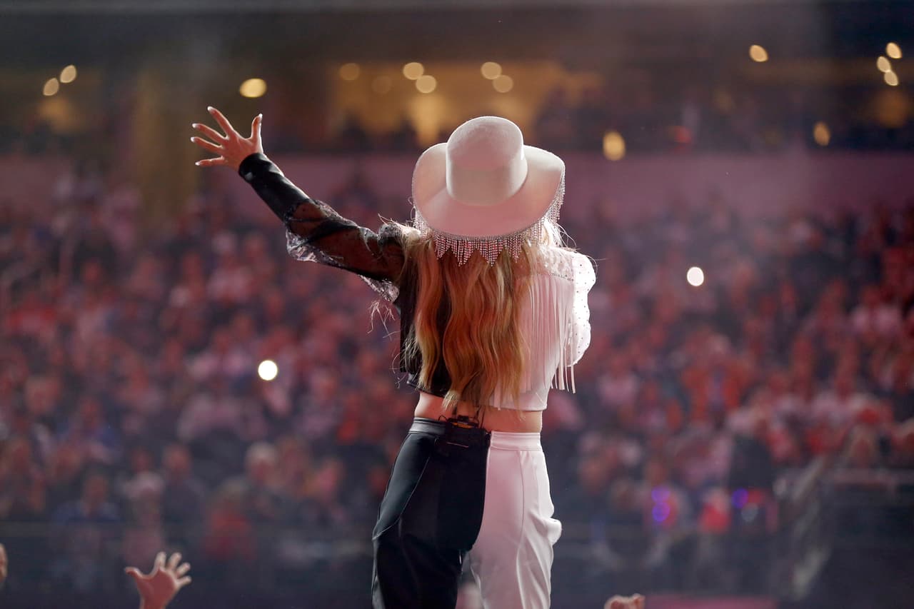 Ellie Goulding armó un gran espectáculo en el show de medio tiempo del partido entre los Dallas Cowboys y los Buffalo Bills.