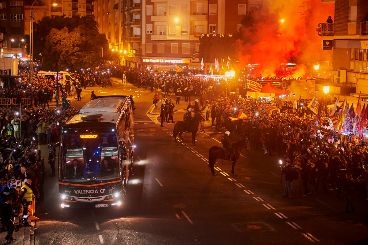 Los fanáticos del equipo 'Ché' tuvieron que ser controlados por un cordón policial, en un juego que tras el 1-0 de ida a favor de los catalanes aún dejaba la serie viva.