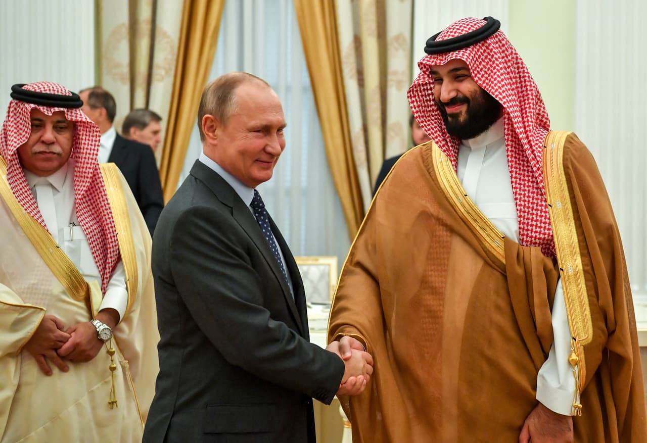 En las horas previas, en la zona VIP del estadio, Putin le dio la bienvenida a Mohammed bin Salman, Príncipe de Arabia.