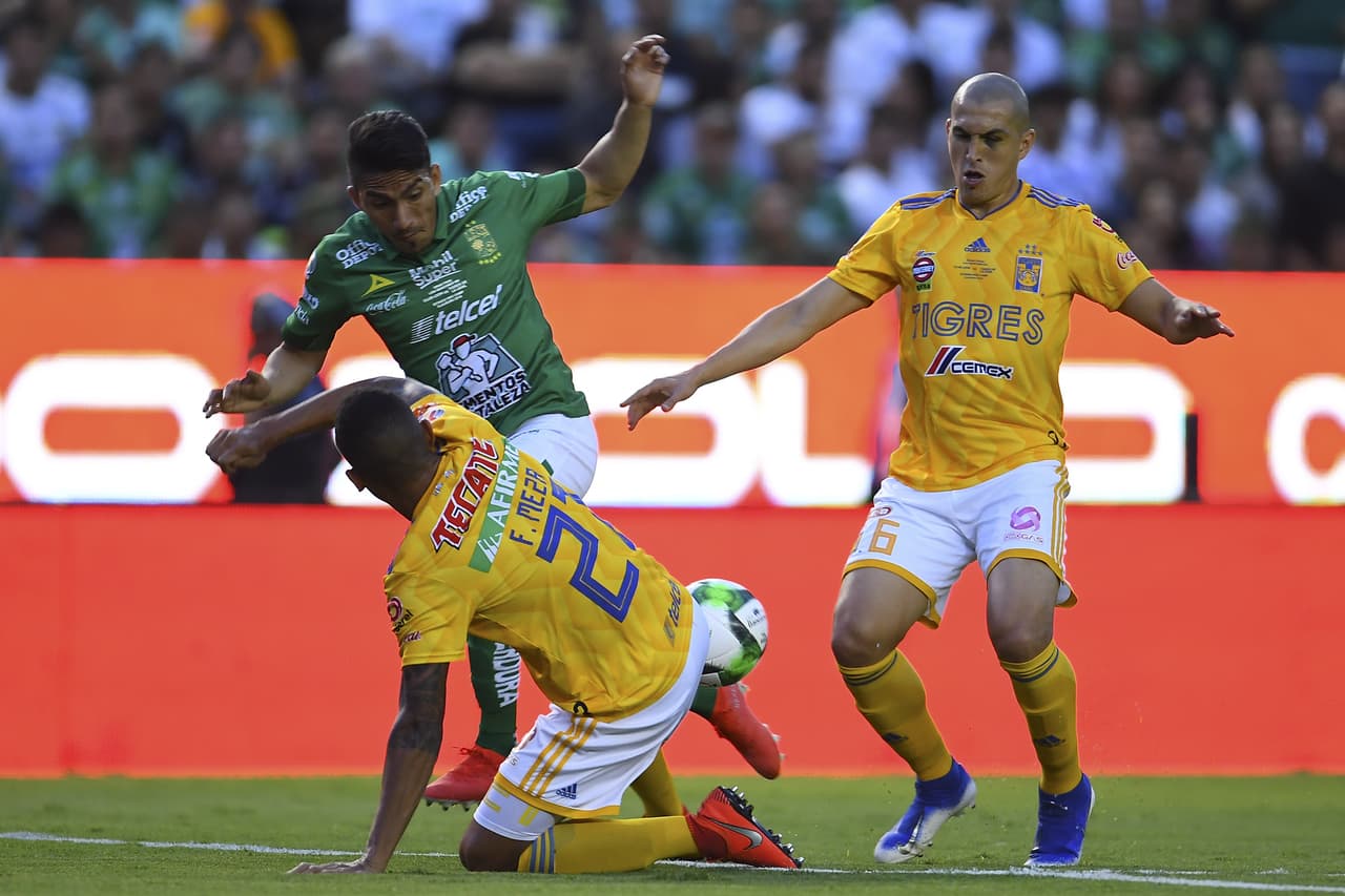 Al minuto 31' fue sustituido el ecuatoriano Ángel Mena (izquierda). El campeón de goleo del 
<a href="https://www.univision.com/deportes/futbol/liga-mx/*">Clausura 2019</a> sufrió una lesión muscular.