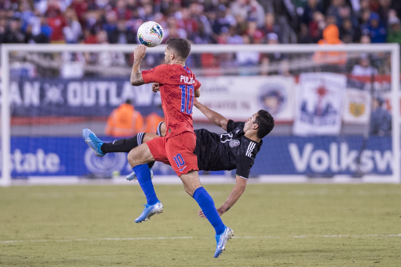 Con goles de Chicharito Hernández, Érick Gutiérrez y Uriel Antuna, México vence 3-0 al equipo de las barras y las estrellas; Orozco atajó un penal.