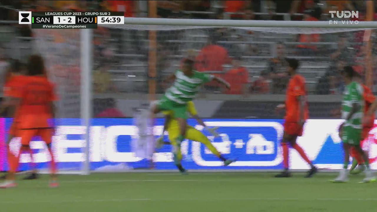 Paradón de Clark, el portero evita el empate y doblete de Preciado