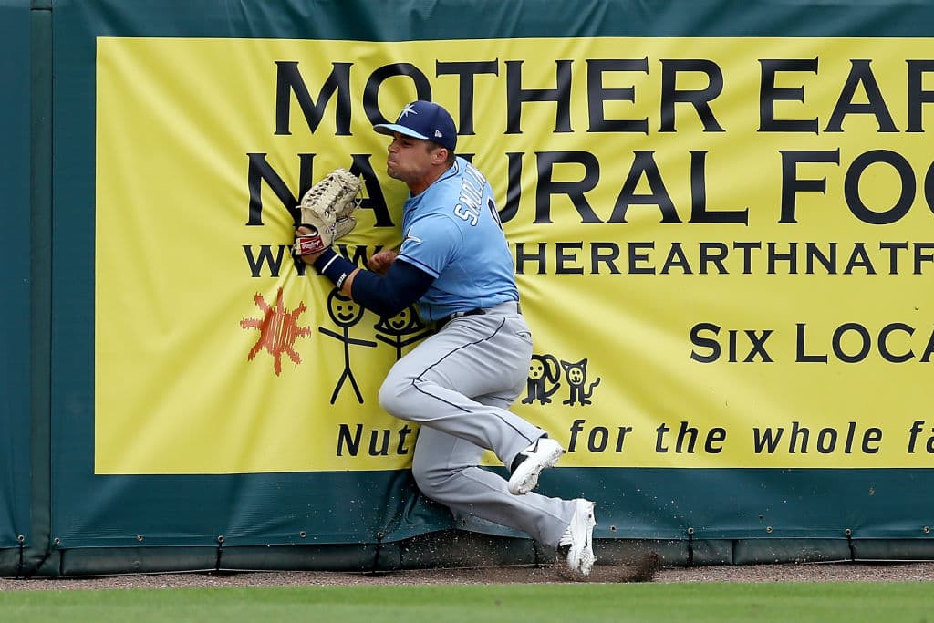 Smolinski soportó el impacto tremendo, luego de pegar una carrera a toda velocidad y como premio no solo se llevó la pelota sino una ovaci´´on de pie en el estadio, incluso de los fans de los Twins.