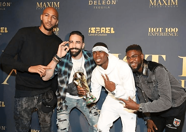 Tremenda foto del zaguero blaugrana: de derecha a izquierda Samuel Umtiti, Paul Pogba, Adil Rami y Steven Nzonzi. Los campeones del mundo presumiendo la Copa de la FIFA.