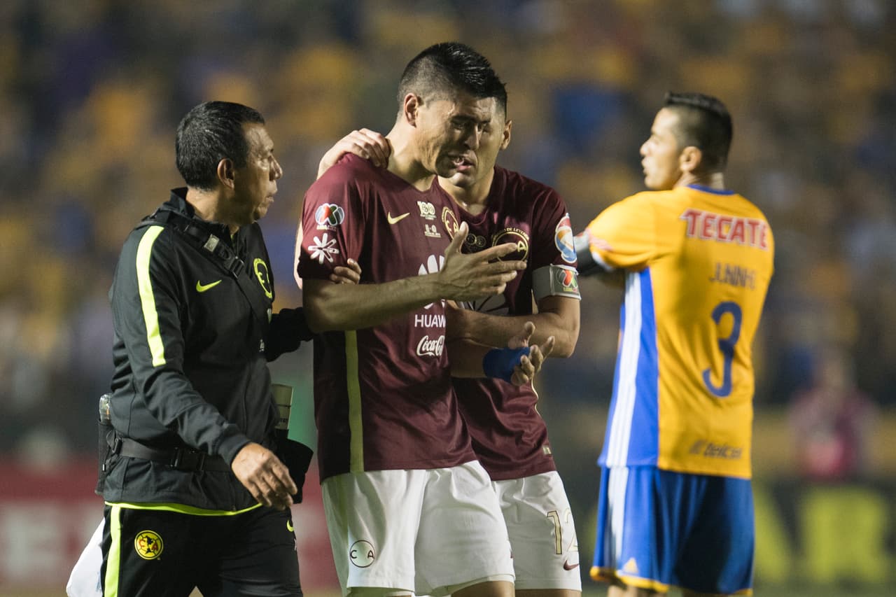 América debió aguantar así con nueve jugadores los embates de los Tigres. Jesús Dueñas empató de último minuto.