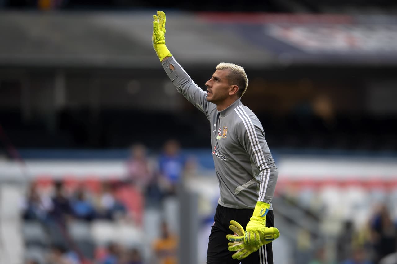 Muy alegre lució Nahuel Guzmán durante el calentamiento previo al inicio del partido.