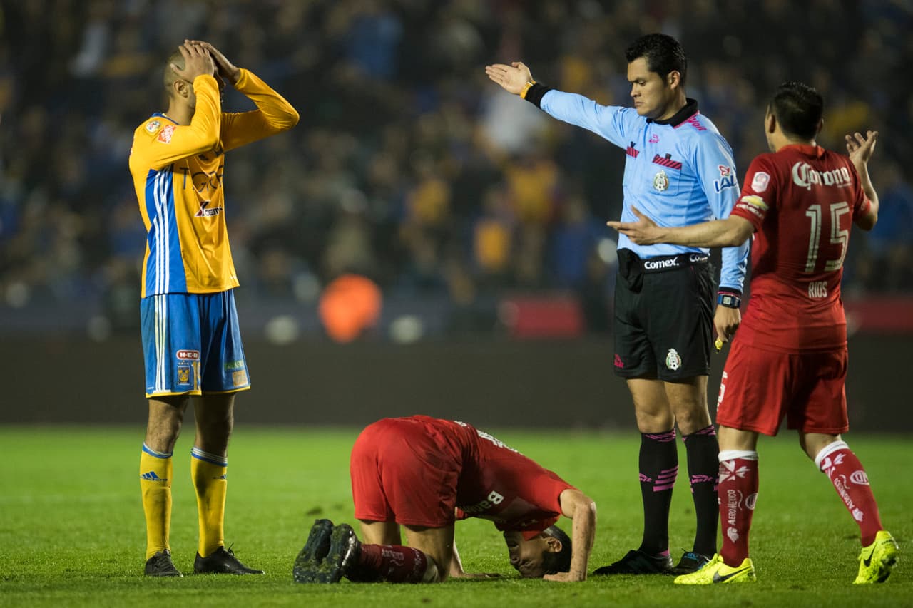 El volante de Tigres Guido Pizarro es otro que debe de irse con cuidado ya que constantemente reclama a los silbantes y en ocasiones de forma airada. No olvidemos su comportamiento en la visita de los felinos a Veracruz con las autoridades.