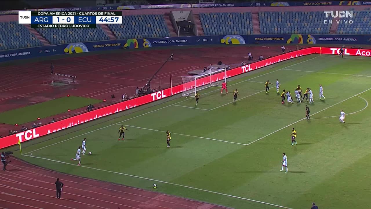 ¡TIRO ATAJADO! disparo por Nicolás González.