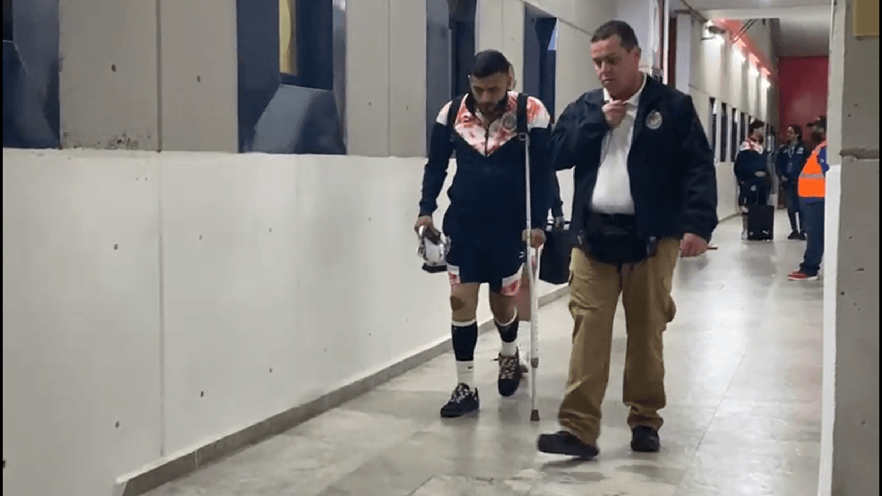 ¡Respira Chivas! Descartan lesión grave en Alexis Vega