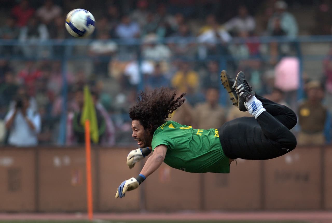 El colombiano René Higuita fue reconocido durante su carrera por sus excentricidades y, para la época, una de ellas fue el cobro de tiros libres y penaltis.
