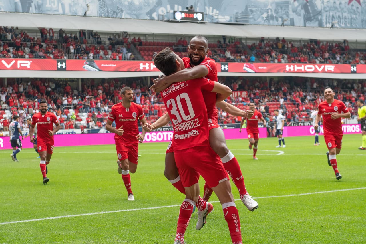 Festejan el segundo los jugadores del Toluca.