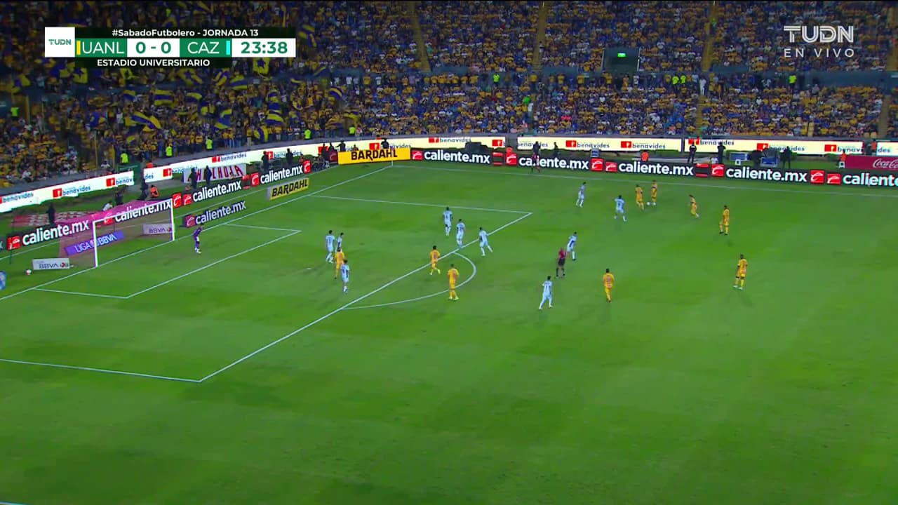 ¡TIRO ATAJADO! disparo por Jesús Angulo.