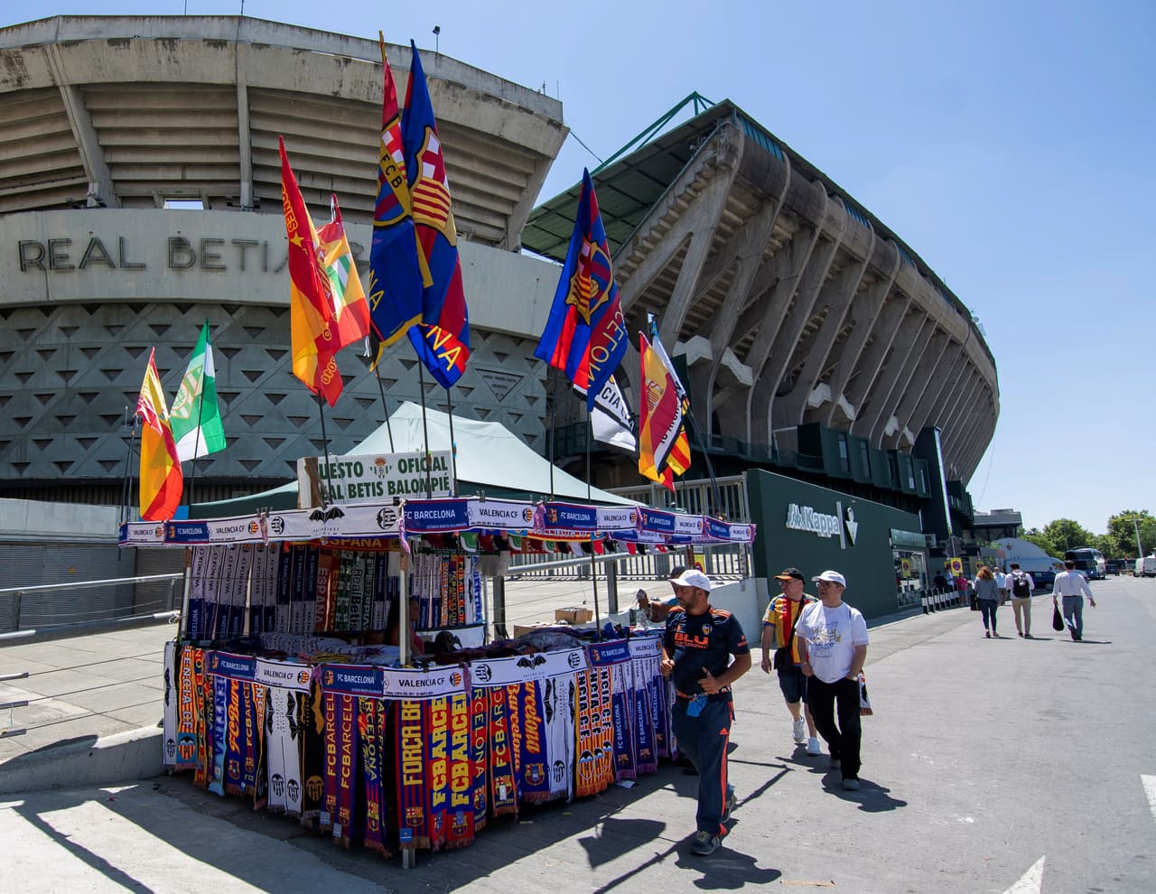 Sevilla ha sufrido el asalto de miles de aficionados del Barcelona y el Valencia, que han llegado con la ilusión de conseguir un título más en su palmarés en esta Copa del Rey. Desde muy temprano han colmado las calles de la ciudad andaluza y los FanFest dispuestos por la Real Federación (RFEF) en las cercanías del Estadio Benito Villamarín.