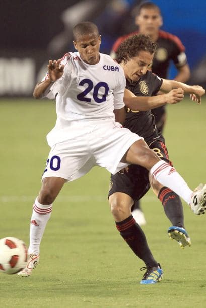 Jugadores de Cuba como Alberto Gómez, intentaron hacerle daño a la Selección Mexicana, pero al final todo terminó defendiendo y tratando de que no le hicieran más goles a su equipo.