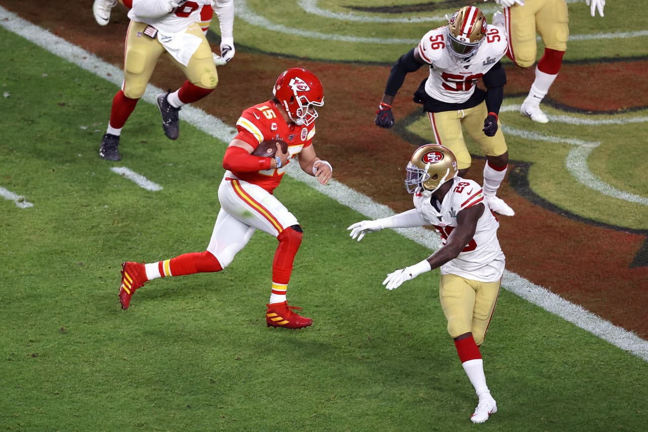 Patrick Mahomes anotó el primer touchdown del partido tras una jugada'read option'. Le tomó 7 minutos y 26 segundos a los Chiefs llevar el balón a las diagonales.