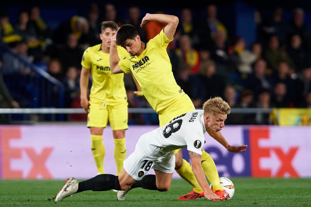 VILLAREAL, SPAIN - APRIL 11: Gerard Moreno of Villarreal CF competes for the ball with Daniel Wass of Valencia CF during the UEFA Europa League Quarter Final First Leg match between Villarreal and Valencia at Estadio de la Ceramica on April 11, 2019 in Villareal, Spain. (Photo by Fotopress/Getty Images)