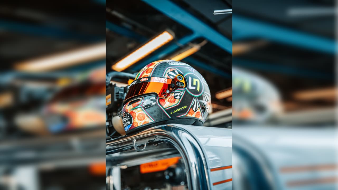 El piloto de McLaren dio a conocer un nuevo diseño en su casco y la pizza se adueña completamente de la equipación del inglés.