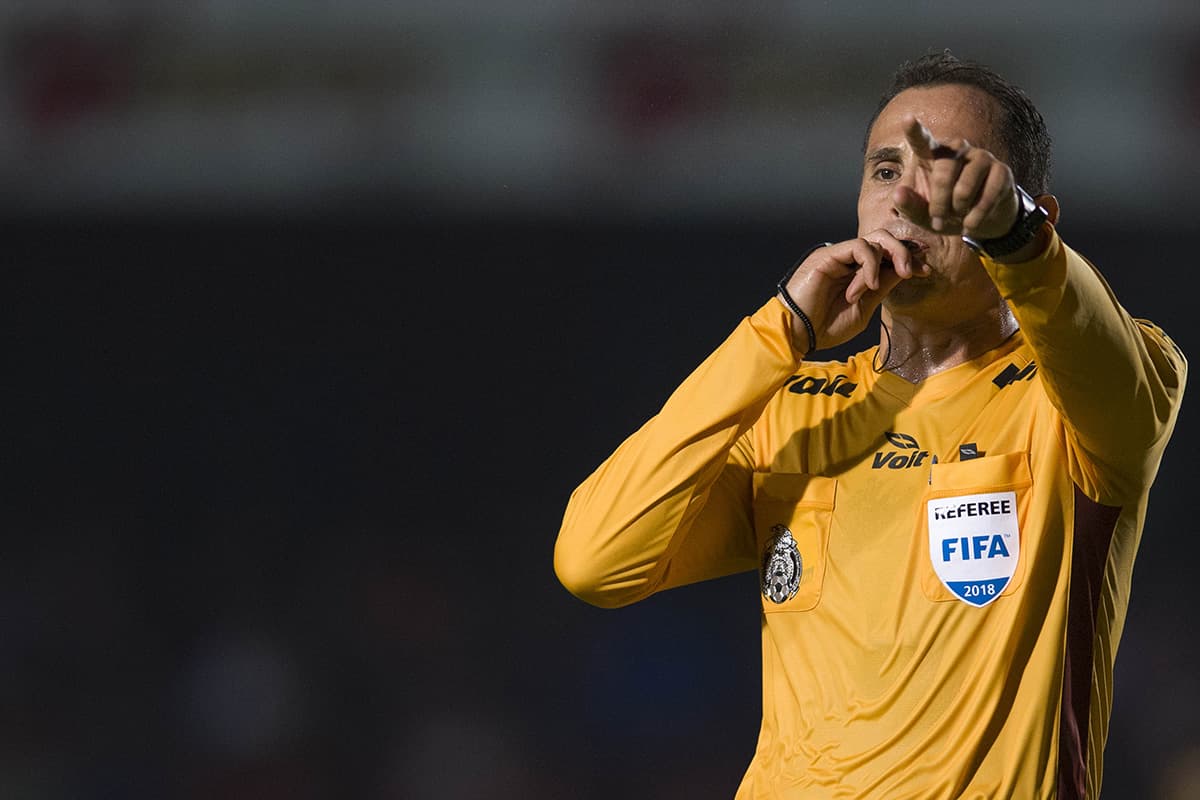 El árbitro Luis Enrique Santander sancionó la polémica falta que le dio el triunfo al Toluca y además expulsó a Luis Caicedo del Veracruz en el minuto 85.