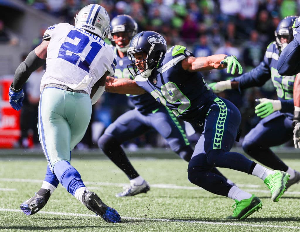 Prueba de ello es que el defensivo secundario Earl Thomas (29) interceptó dos envíos a Prescott para amargarle una tarde de por sí complicada.