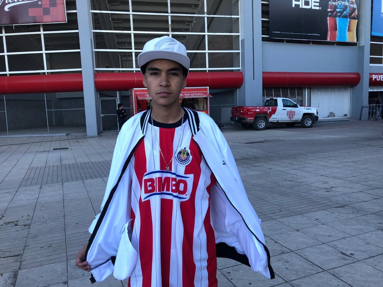 La gente comienza a llegar al Estadio Victoria para contemplar el encuentro amistoso entre Necaxa y Chivas.