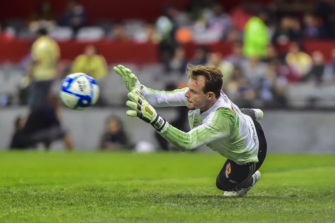 Se luce en el calentamiento con una atajada a media altura, recostando a su izquierda.