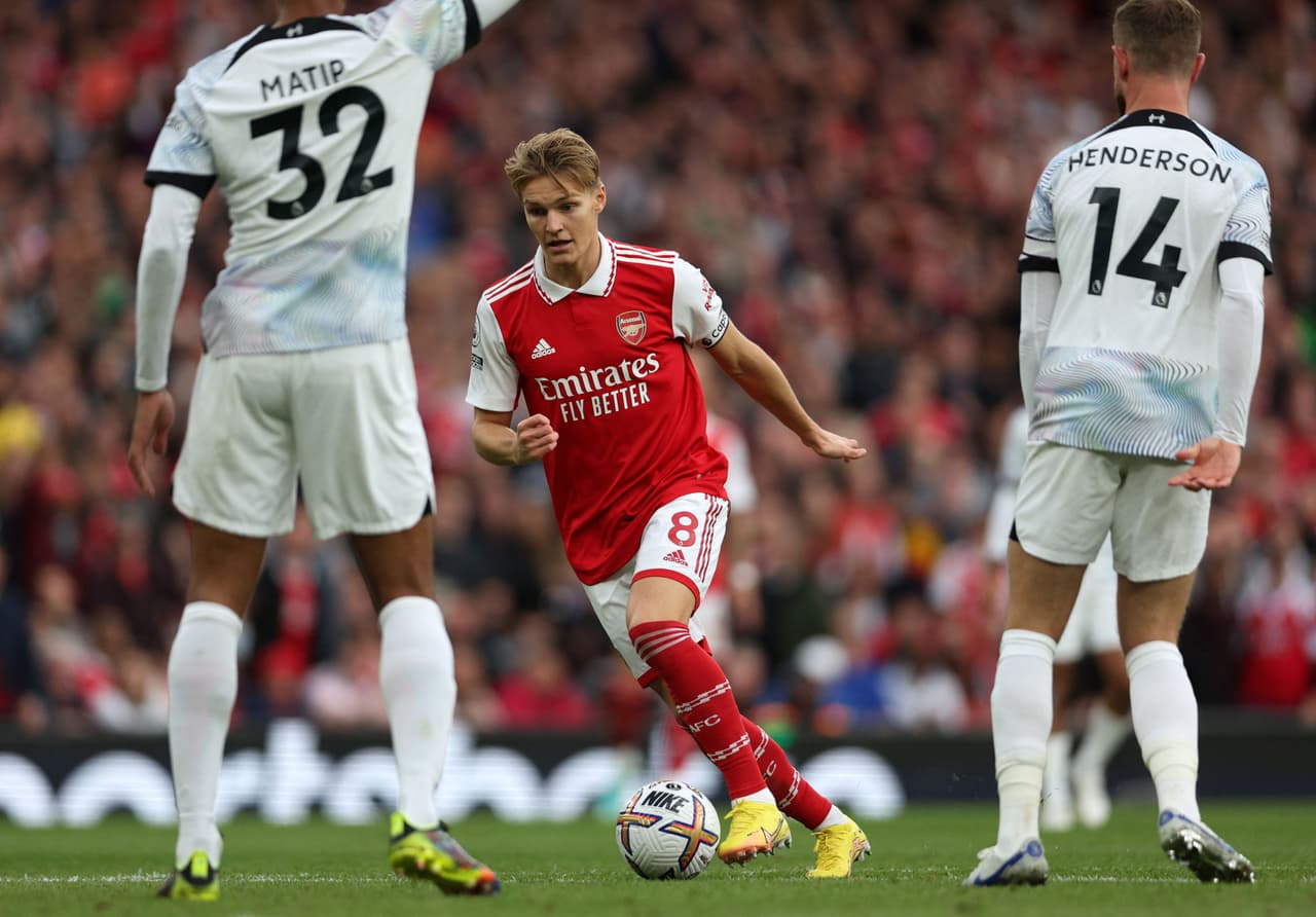 Arsenal derrotó al Liverpool y está en la cima de la Premier League.