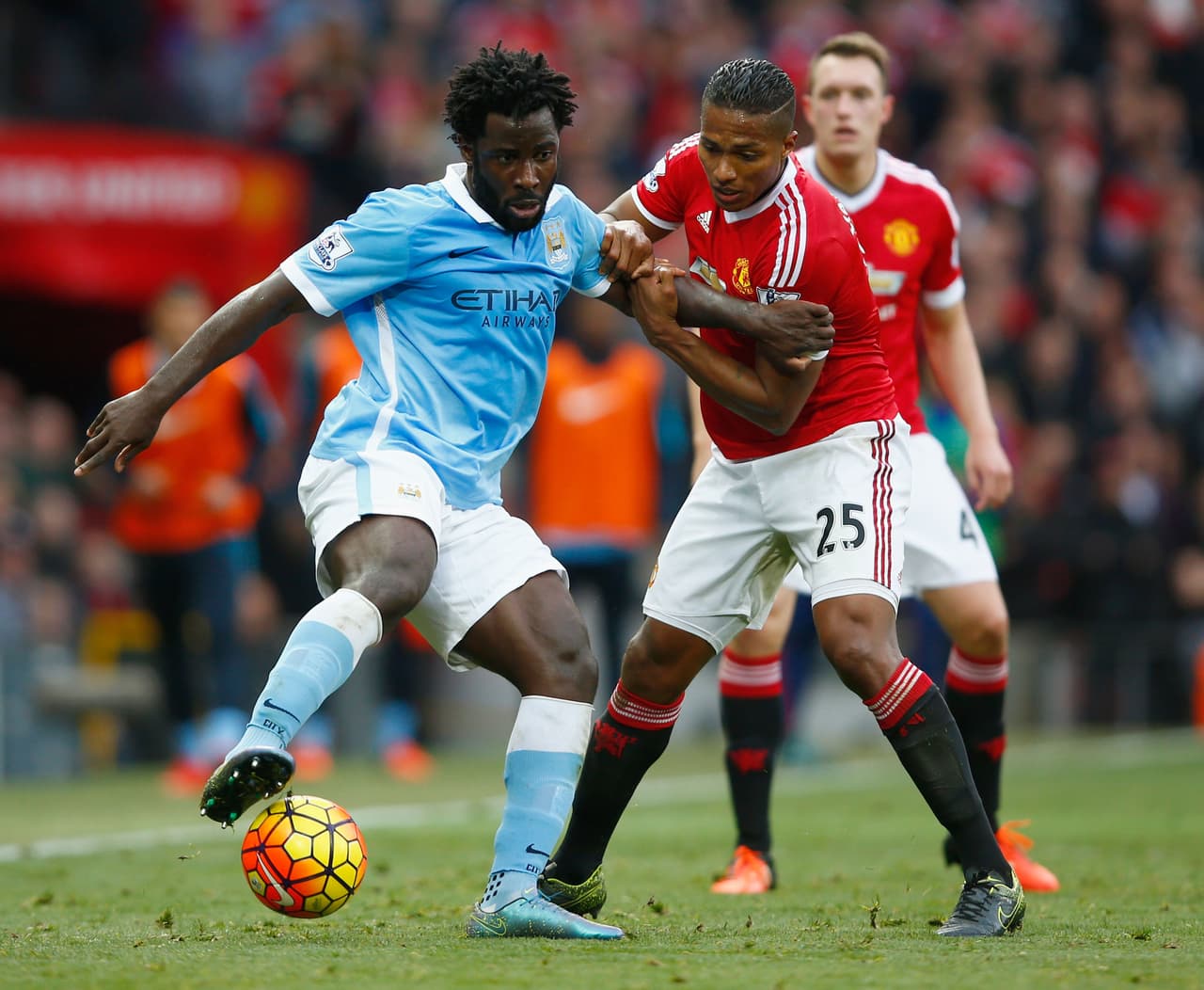 El City intentó responder con intentos de Bony pero el delantero no logró abrirse espacios con su habilidad.