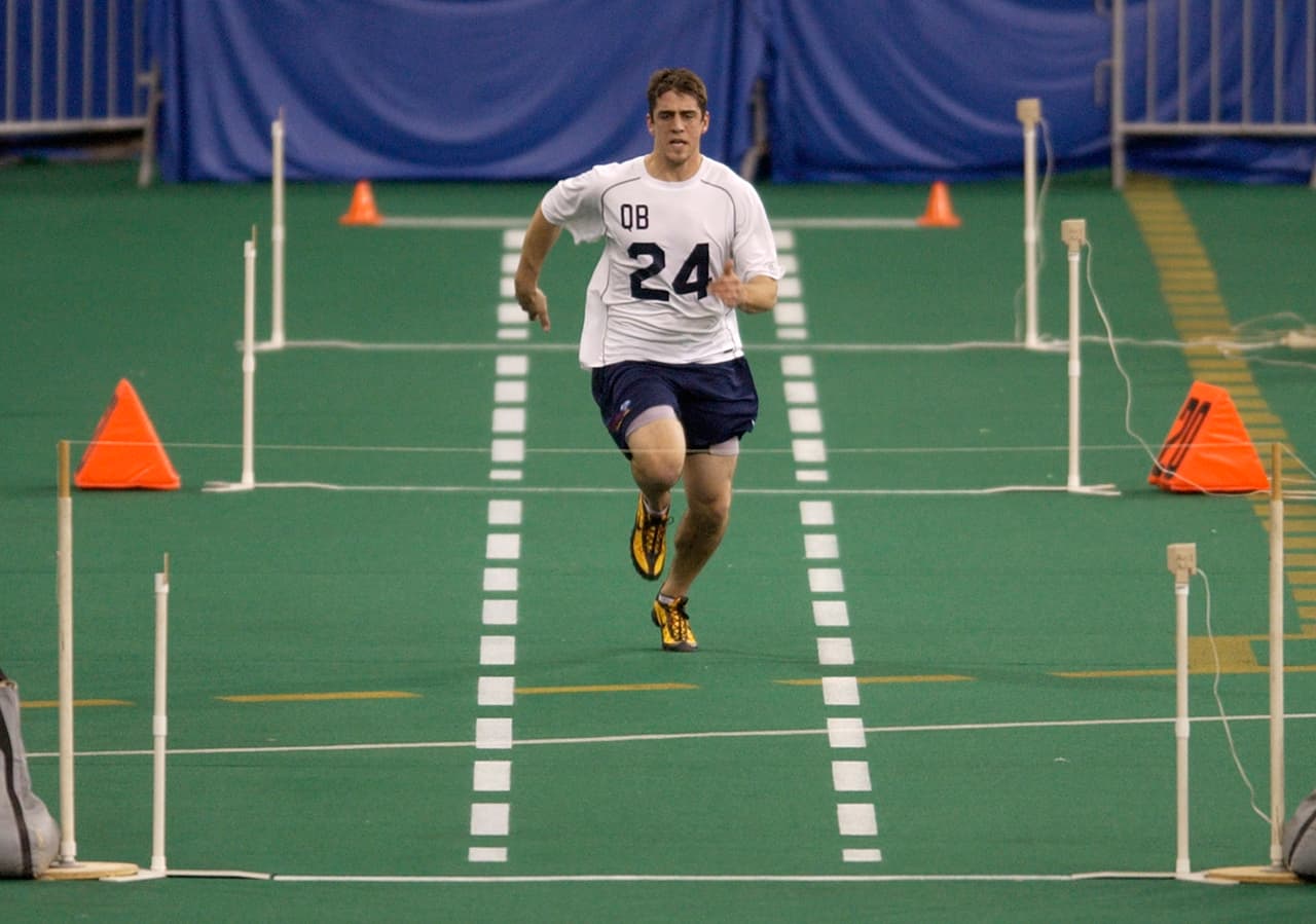 AARON RODGERS. En 2004 vivió su último año con la Universidad de California, lanzó 24 pases de touchdowns y 8 intercepciones, números que impresionaron en el NFL Scouting Combine del año 2005. Los scouts reportaron: “Talentoso brazo fuerte, combina la fuerza con la mecánica en los lanzamientos. Necesitará adaptarse a los complejos sistemas defensivos de la NFL”.