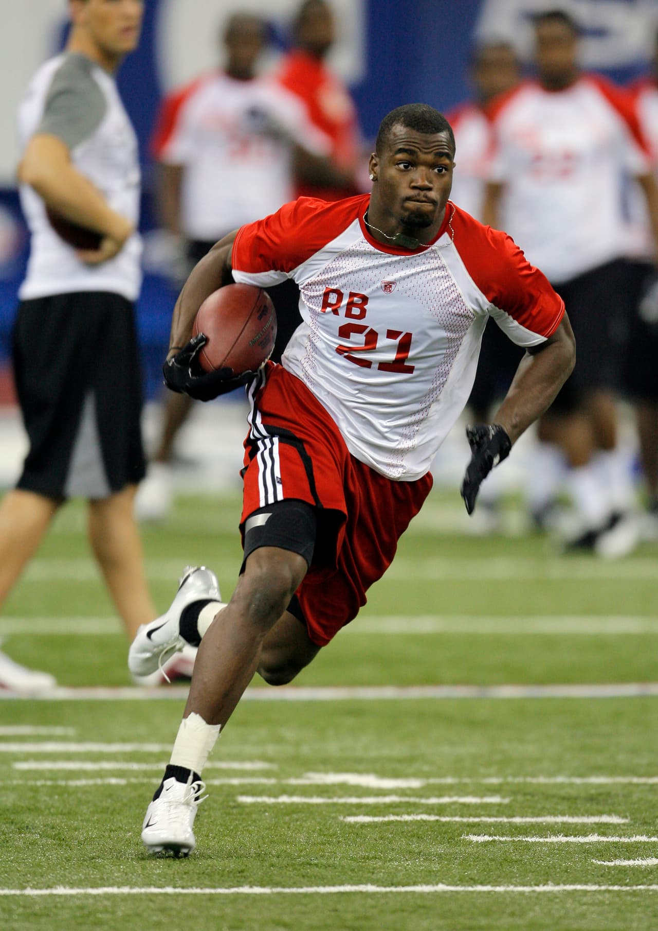 ADRIAN PETERSON. También renunció a su último año colegial con la universidad de Oklahoma. Su desempeño fue excelente en el NFL Scouting Combine de año 2007 ocupando las primeras posiciones en todos los ejercicios, especialmente en la carrera de 40 yardas donde registró extraoficialmente 4.38 segundos. Sin embargo, los scouts reportaron su fuerza mental y psicológica ante los retos.