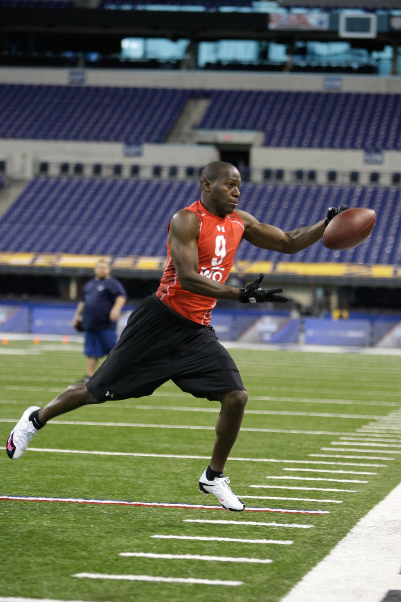 ANTONIO BROWN. Cursó solo 3 años como jugador colegial en Central Michigan. Renunció a su último año universitario para reportarse al NFL Scouting Combine de 2010 como preámbulo a Draft. Su actuación en el Combine no fue espectacular, los scouts lo reportaron como jugador promedio, por eso los Steelers lo seleccionaron hasta la Sexta Ronda. Cuatro años después es Ofensivo del Año.