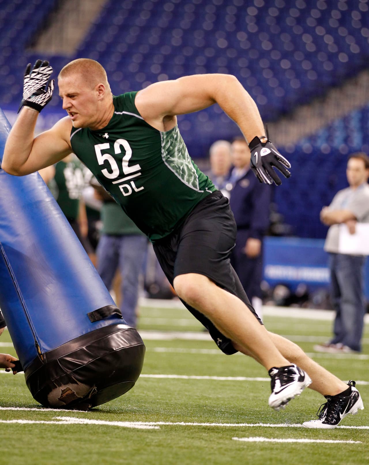 J.J. WATT. Como universitario jugó una temporada en Central Michigan donde querían que fuera ala cerrada. No quiso y se cambió a Wisconsin donde estuvo 2 años como ala defensivo. Renunció a su último año colegial para ir al Draft 2011. En el NFL Scouting Combine fue líder en todas las categorías excepto las 40 yardas, le recomendaron mejorar su velocidad.